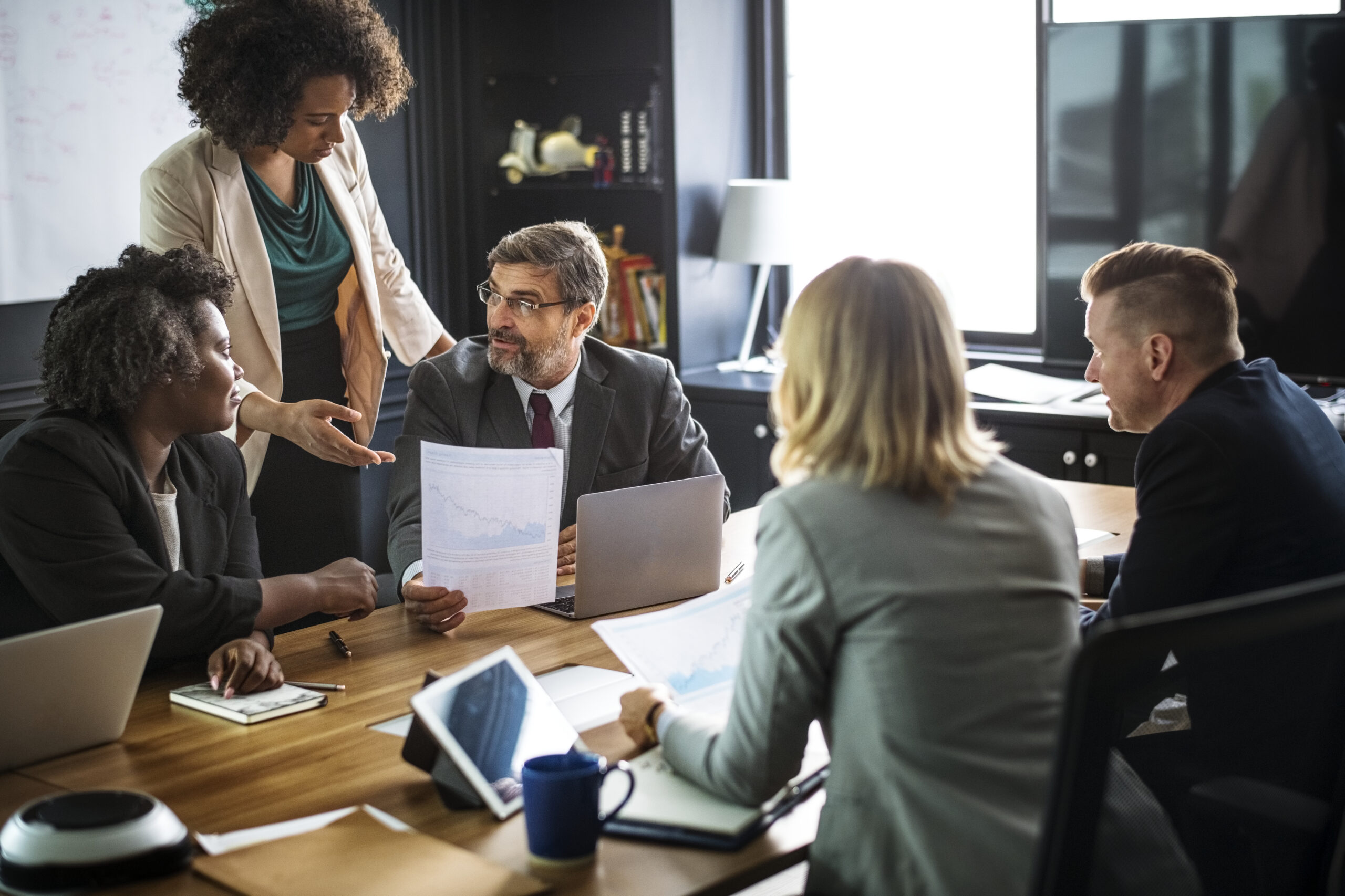 Você confiaria numa decisão salarial sem saber a origem do dado